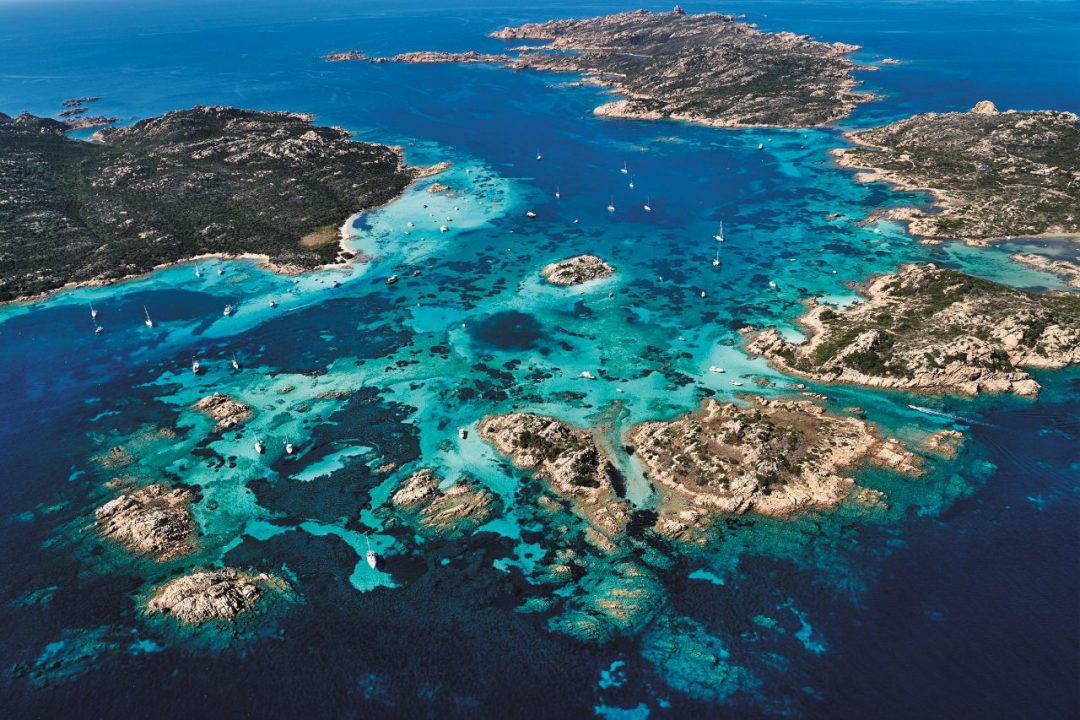 Vacanze a La Maddalena: Guida tra Spiagge Cristalline e il Comfort de Il Maestrale