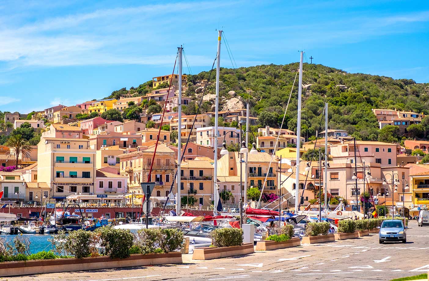 Paese vecchio all'isola della maddalena, con uno sguardo su Cala Gavetta