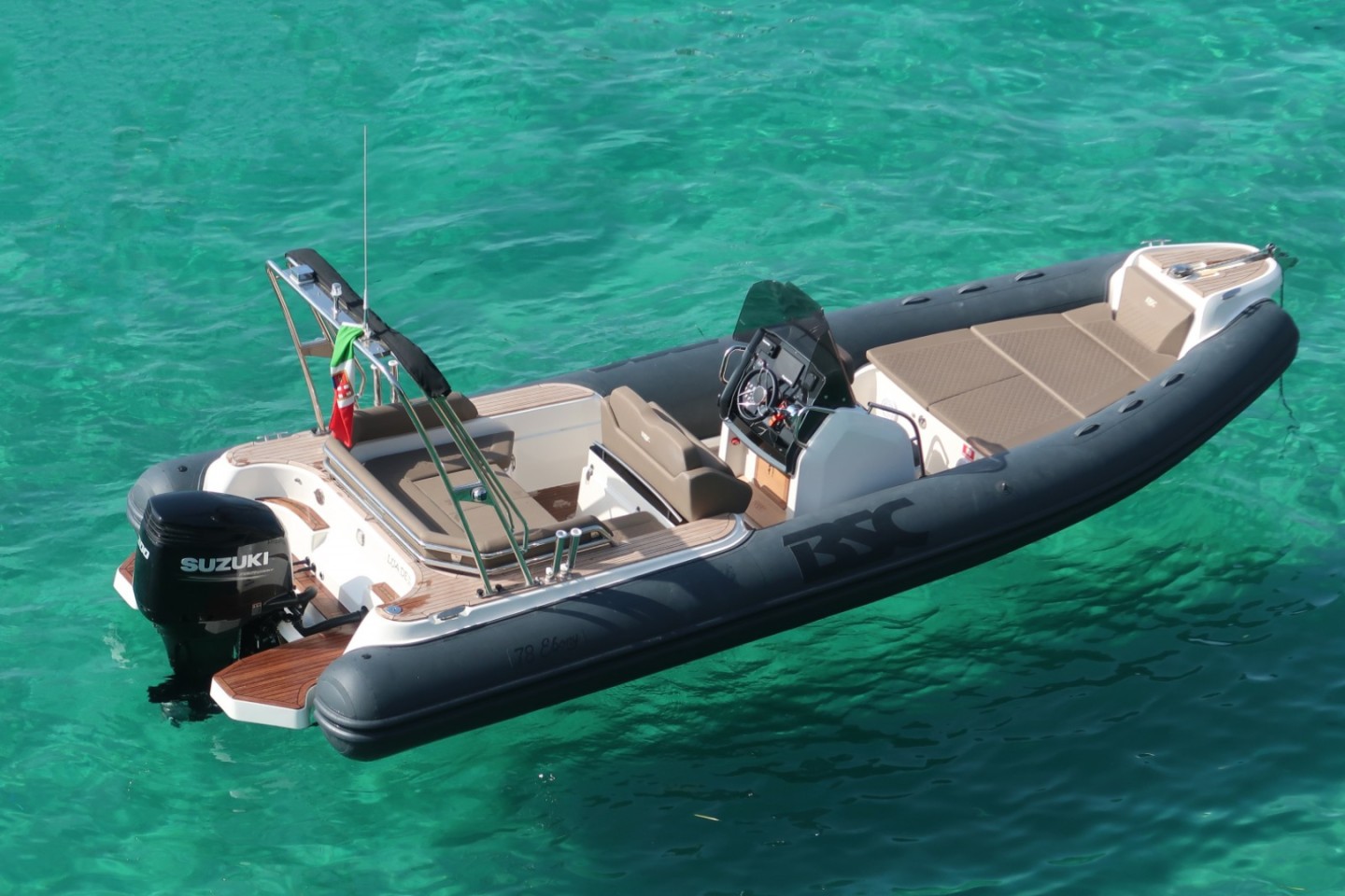 Quanto Costa Noleggiare un Gommone a La Maddalena: Guida Prezzi 2026