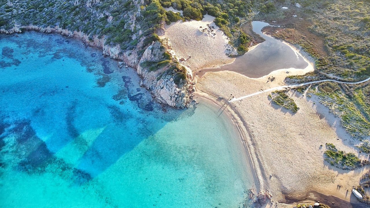 Spiagge Poco Affollate a La Maddalena: Dove Andare a Settembre